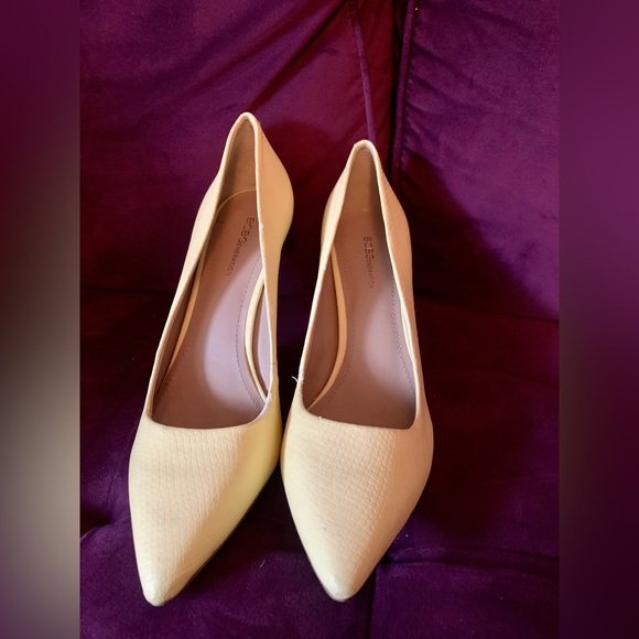 BCBGeneration Shoes - 3/20 🦋 BCBG Yellow Pumps